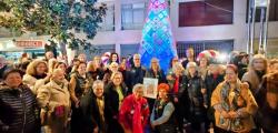 Salou ilumina un árbol de Navidad de ganchillo