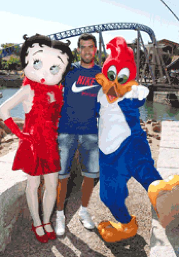 Sergio Busquets visita Port Aventura a la recta final de les seves vacances